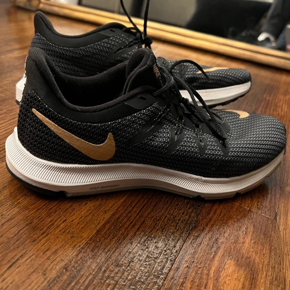 Women’s Nike Sneakers - Picture 1 of 4